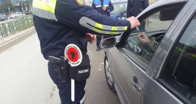 NDODH DHE KJO/ Vetëm për të mos vënë rripin: “Jam mbi 191 cm”. Por policët e zbresin në tokë, i masin gjatësinë dhe…