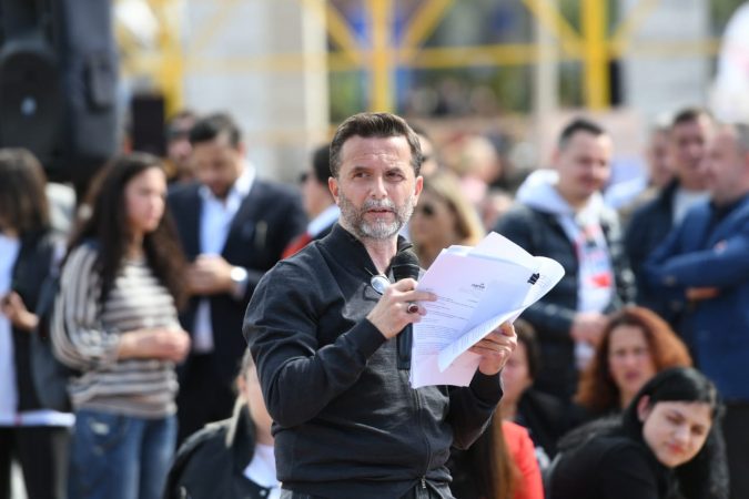 “TI DO MOS FLAS? S’KA NDODHUR AS NË 90″/ Braçe kapet me deputetin e PS dhe s’i kursen kritikat: Duhet ta pranojmë…