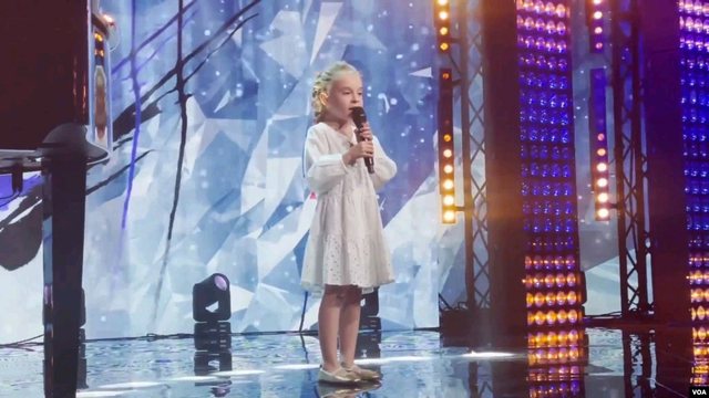 EMOCIONUESE/ 7-vjeçarja nga Kievi që po mahnit botën: Mbledh fonde për Ukrainën duke kënduar
