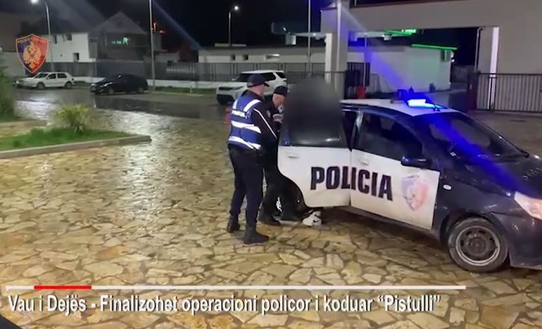 U SINJALIZUA SE PO LËVIZTE ME ARMË ME VETE/ Policia vihet në ndjekje të 49-vjeçarit shkodran, “surpriza” që gjetën në makinë