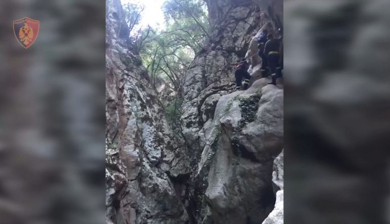 DALIN PAMJET/ Momentet nga operacioni i shpëtimit të 24-vjeçarit polak, e nxjerrin me barrelë nga…