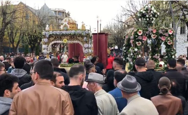 FESTIMI I PASHKËVE BËN BASHKË EMIGRANTËT/ Fluks i shtuar në 24 orët e fundit në Kapshticë