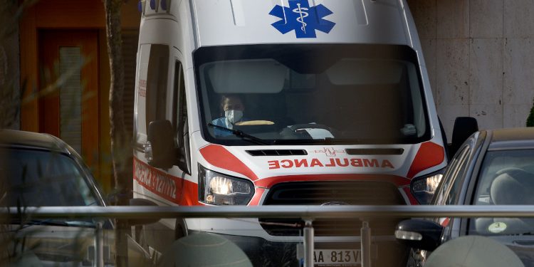 NDODH EDHE KJO! Pacienti i plagosur me thikë në fyt tenton të arratiset nga spitali i Lezhës