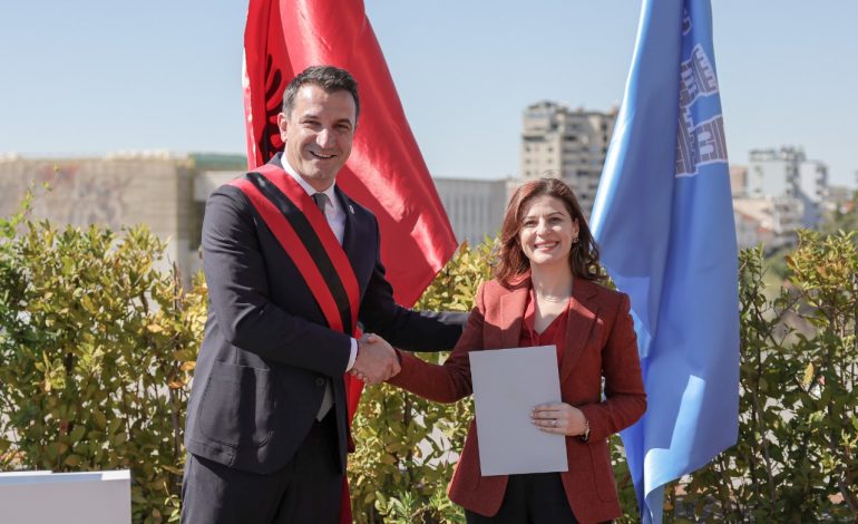 16 TË HUAJ MARRIN NËNSHTETËSINË SHQIPTARE/ Veliaj: Reflektojmë për bashkëjetesën dhe fqinjësinë e mirë