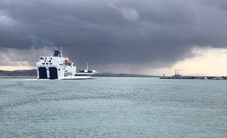 MOTI I KEQ/ Trageti i linjës Vlorë-Brindisi prej disa orësh në pritje për ankorim, vonesa edhe në Durrës