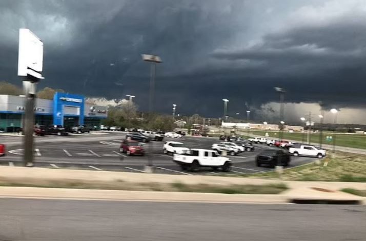 STUHI E FRIKSHME NË SHBA/ Breshër në madhësinë e topit të golfit dhe tornado e fuqishme, qytetarët në panik
