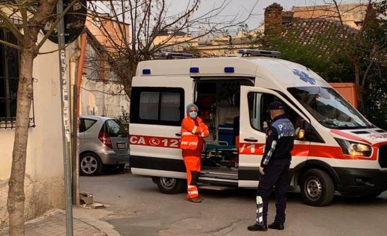 PLAGOSËN ME THIKË DY TË RINJ/ Në kërkim tre autorët e dyshuar në Berat