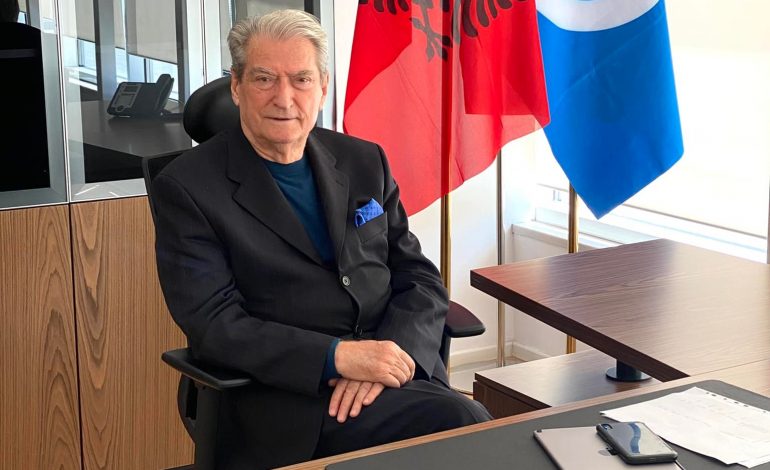 FOTOLAJM/ Sali Berisha merr zyrën e tij në selinë e Partisë Demokratike