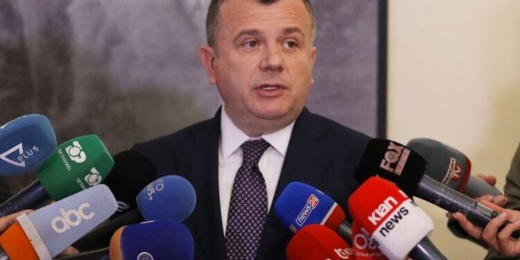 KONSULTIMET PËR PRESIDENTIN E RI/ Balla takohet sot me Mediun, shtyhet takimi me Alibeajn