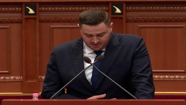 AQIF RAKIPI U SHPALL “NON GRATA”/ I biri në Kuvend: Babai im po bëhet copash për njerëzit. Kam një fjalë për Lulzim Bashën…