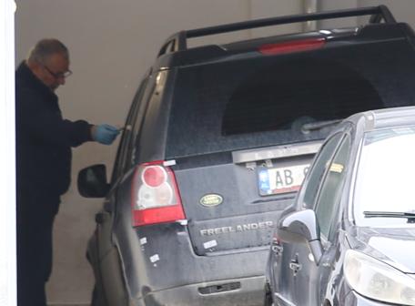 EKSPERTËT DUKE MARRË PROVA/ Kjo është makina ku iu bë atentat biznesmenit Iliaz Çala (FOTO)