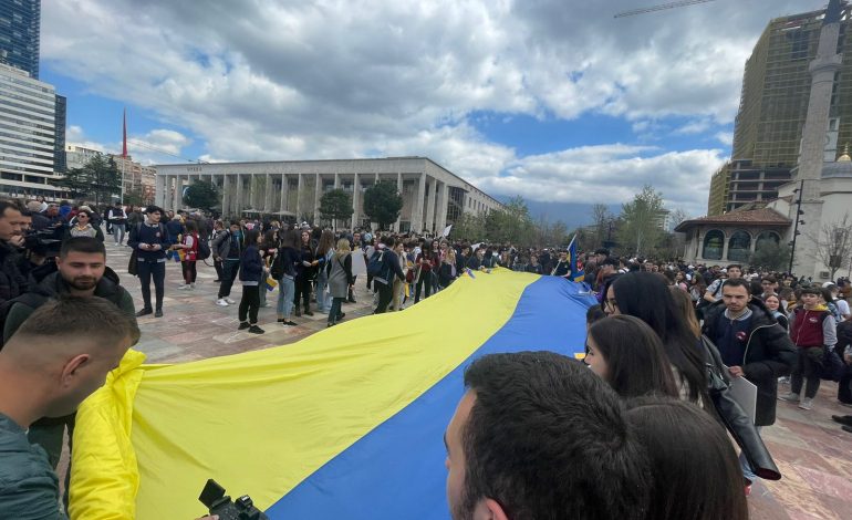 ME FLAMURIN UKRAINAS NË DUAR/ PAMJET “madhështore” nga manifestimi kundër agresionit rus në sheshin “Skënderbej”. Ja të pranishmit