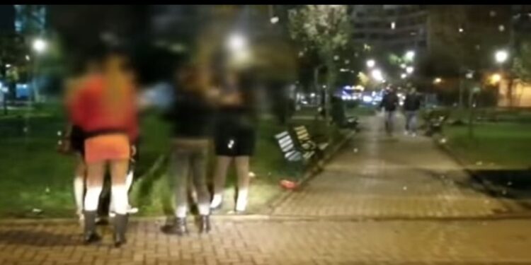 “ULEM NË KAFE DHE I PYES DJEMTË…”/ Rrëfehet i riu që ushtron prostitucionin në kryeqytet