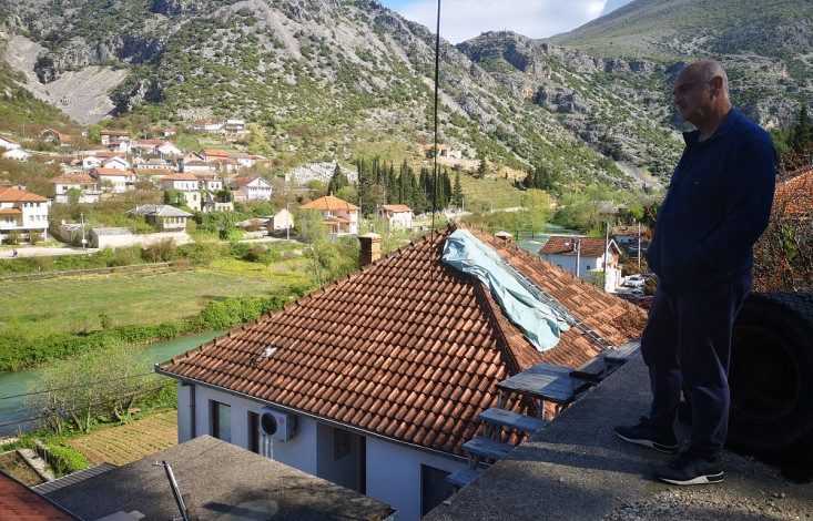 NJË SHKËMB I MADH NGA KODRA ÇAU ÇATINË/ Pamjet nga vendi ku mbeti e vrarë 27-vjeçarja në fshatin boshnjak