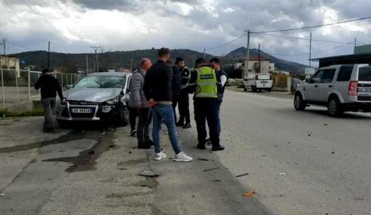 AKSIDENT NË BERAT/ Përplasen 2 automjete, plagoset nëna me djalin 9 vjeç