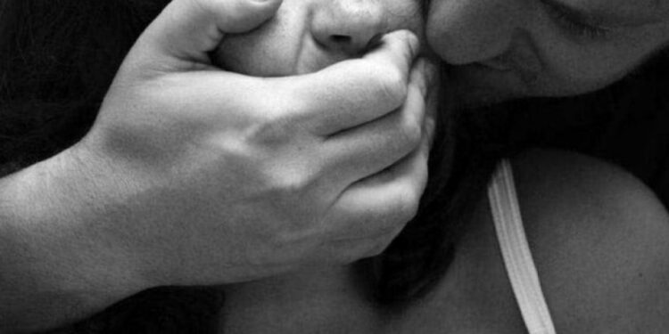 LIDHJA QË NISI NË “FACEBOOK”/ I riu shqiptar akuzohet se mashtroi, prostituoi dhe rrahu me zinxhirë një vajzë greke