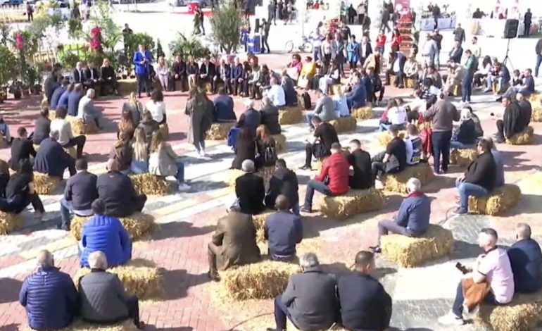 KONGRESI I PS/ Fermerët ulen në shesh në ballë kashte, diskutime me deputetë e ministra