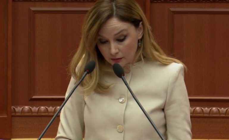 “NUK E GËNJEJMË DOT VETEN…”/ Jorida Tabaku në Kuvend: Asnjë nga ne sot nuk e pi dot ujin nga çezma