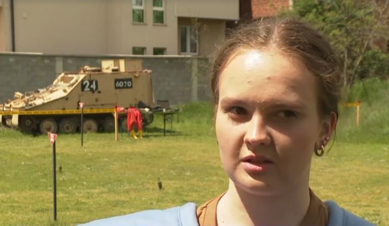 LUFTA/ Gjashtë gra nga Ukraina stërviten në Kosovë për të çaktivizuar minat