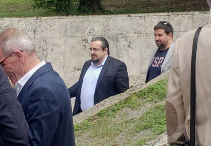 FOTOLAJM/ Ish-drejtori i kabinetit “braktis” Bashën, i bashkohet Sali Berishës