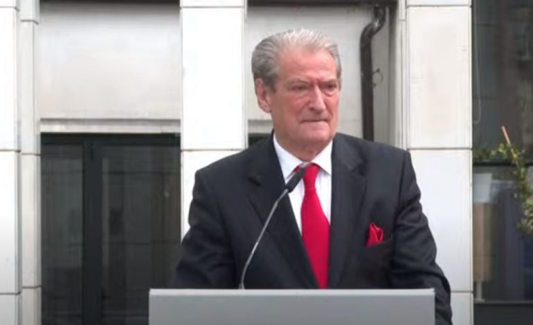 31 VITE NGA MASAKRA E 2 PRILLIT NË SHKODËR/ Berisha homazhe në nderim të dëshmorëve të demokracisë