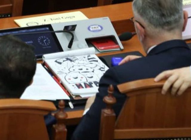DEL FOTO/ Deputeti socialist sfidon Ramën, “kapet” duke vizatuar lepurusha në Kuvend