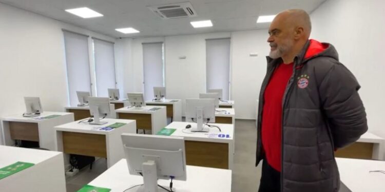 “PSE LAHENI DHE KRIHEN?” Rama ironizon kritikët nga Berati, gjatë inspektimit të zyrës së DRSHTRR