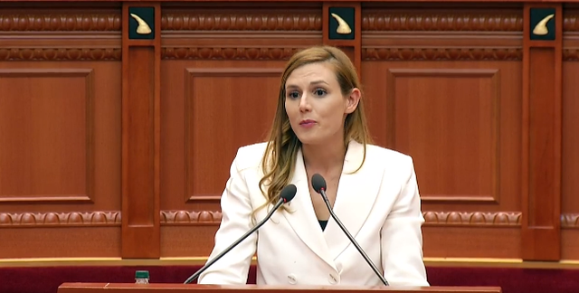 RRËFEHET Bora Muzhaqi: Qesh edhe vetë kur i dëgjoj gafat që bëj, po me kohën do mësohem