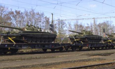 LUFTA/ Tanket çeke ngarkohen në trena dhe nisen drejt Ukrainës