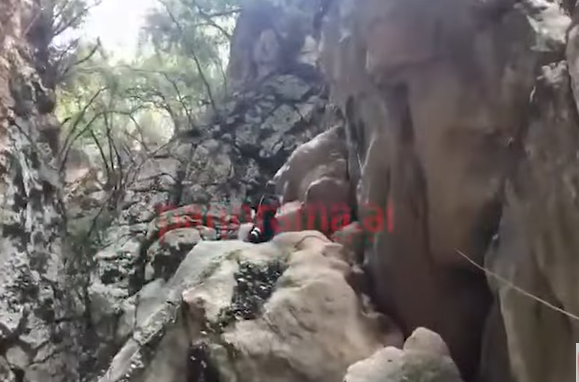 PREJ DISA ORËSH I BLLOKUAR NË GREMINË/ Mbërrijnë forcat speciale “Delta” për të nxjerrë turistin polak