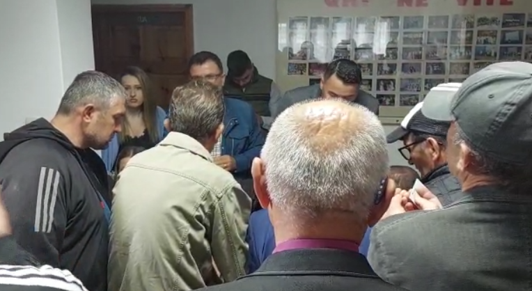 ZGJEDHJET PËR KREUN E PD NË GRAMSH/ Debate të ashpra, anëtarët nuk gjejnë emrin në listë, kandidati…