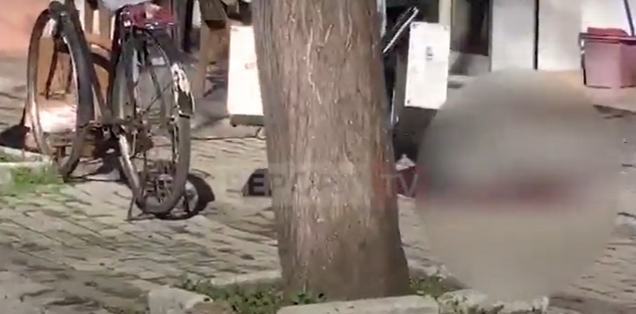 SHENJA GJAKU NË TROTUAR/ Ja ku u qëllua për vdekje Nazmi Bandulla teksa po pinte kafen (VIDEO)