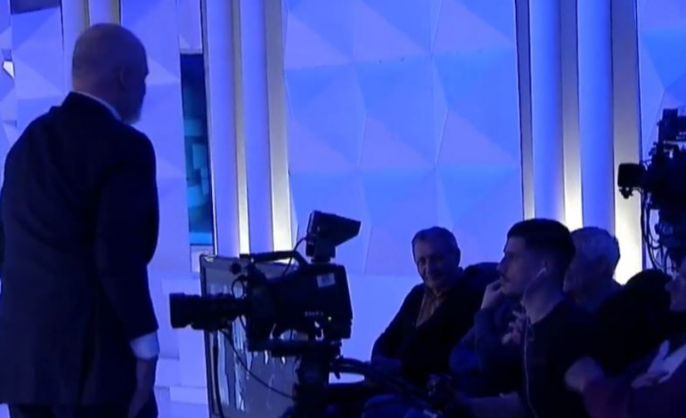 “MË SILLNI NJË KAFE”/ I përmendin milionat për inceneratorët, Rama nis muhabetin me publikun