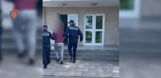 I DËNUAR PËR TRAFIK DROGE/ Bie në pranga i riu i shpallur në kërkim, si tentoi t’u shpëtonte forcave të policisë (EMRI)