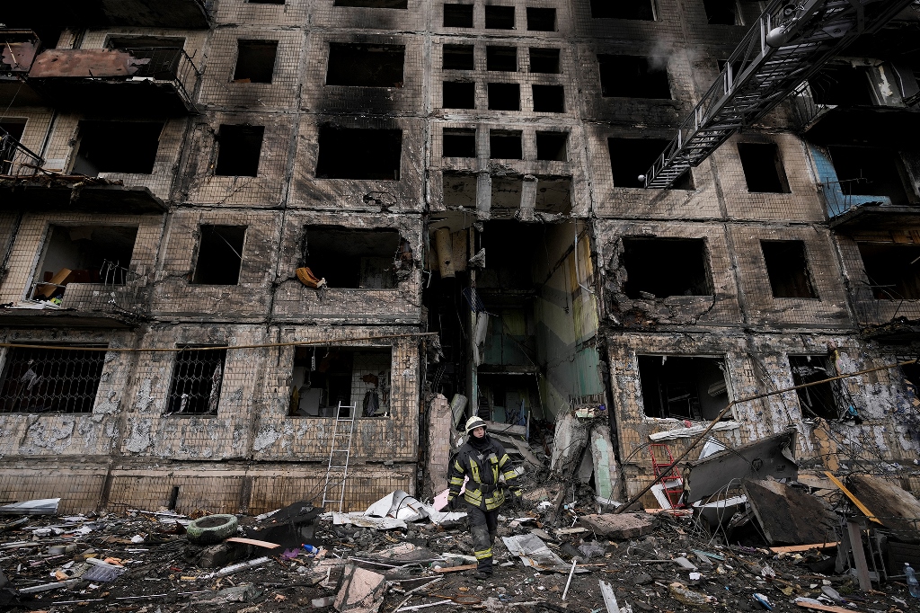 E TRISHTË/ Bombardimet në Kiev i marrin jetën gazetares dhe producentes (EMRI)