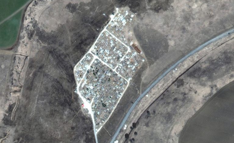 ZBULOHET NJË TJETËR VARR MASIV PRANË MARIUPOL/ Kryebashkiaku: Vendasit janë detyruar t’i hapin në këmbim të ushqimit