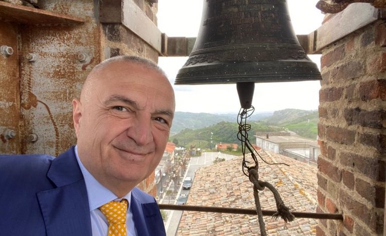 POSTON FOTO NGA KALABRIA/ Meta: Në fshatin e kambanave që kumbojnë në arbërisht dhe që vështrimin e ka…