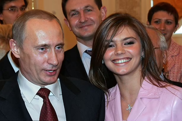 KA KATËR FËMIJË ME PUTIN/ E dashura e presidentit rus krahason pushtimin e Ukrainës me fitoren mbi nazistët në Luftën e Dytë Botërore