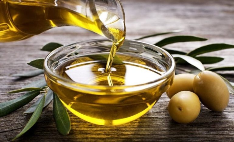 VËMËNDJE/ Kjo do t’i ndodhë trupit tuaj nëse konsumoni gjysmë luge vaj ulliri çdo ditë