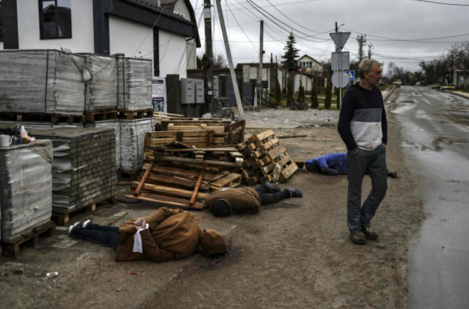 TRUPAT E 20 CIVILËVE TË VRARË NË RRUGË/ Pamjet e tmerrit nga qyteti Bucha. Zyrtarët: Ishin pa armë…