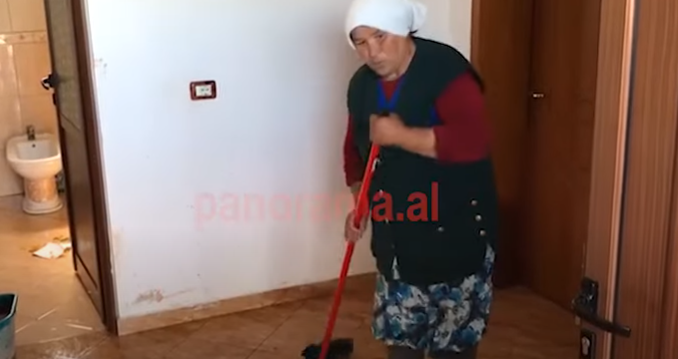 “AJO RRINTE…”/ Vrasja, gruaja e 61-vjeçarit pastron njollat e gjakut dhe tregon si Xhevahir Hoxha vrau të nusen e djalit