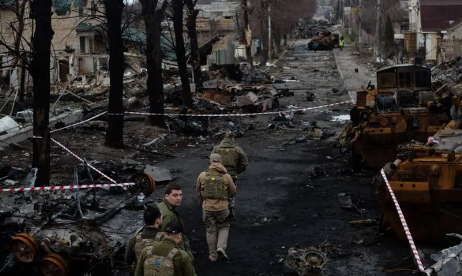 LUFTA/ Zbulohen varre të tjera masive në Chernhiv, gjenden trupat e 700 ukrainasve të vrarë