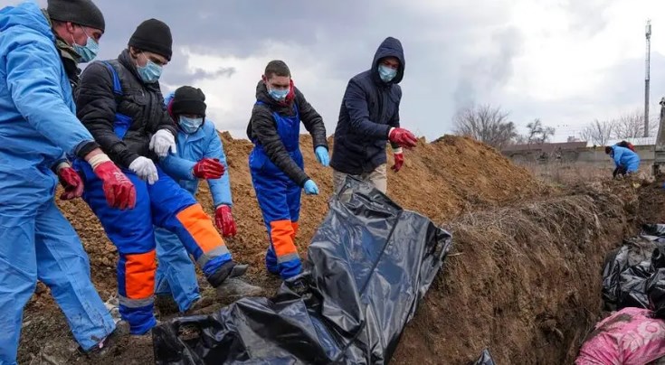 “DUAN TË FSHEHIN KRIMET E LUFTËS…”/ Strategjia e re e rusëve në Mariupol, nisin zhvarrosjen e të vdekurve për të…