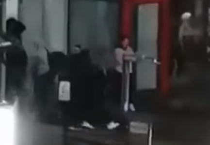 PANIK NGA TËRMETI/ Banorët e një ndërtese të lartë dalin nga shtëpitë, ja momenti i lëkundjeve