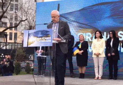 MANIFESTIMI NË MBËSHTETJE TË UKRAINËS/ Ambasadori Shukrov thirrje nga Tirana: Ndihmoni me armë Kievin! Sanksiononi rëndë Rusinë