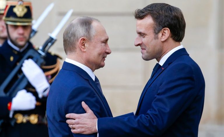 “E BESUARA” E TIJ LE PEN HUMBI ZGJEDHJET/ Putin lë pas ndasitë e luftës, uron Macron për rizgjedhjen si president të Francës