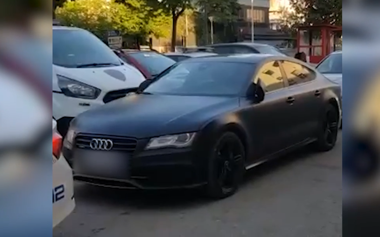 ME SHPEJTËSI “SKËTERRË” EDHE NË SEMAFOR TË KUQ/ E pëson keq shoferi, zbulohet se drejtonte makinën nën efektin e drogës (VIDEO)