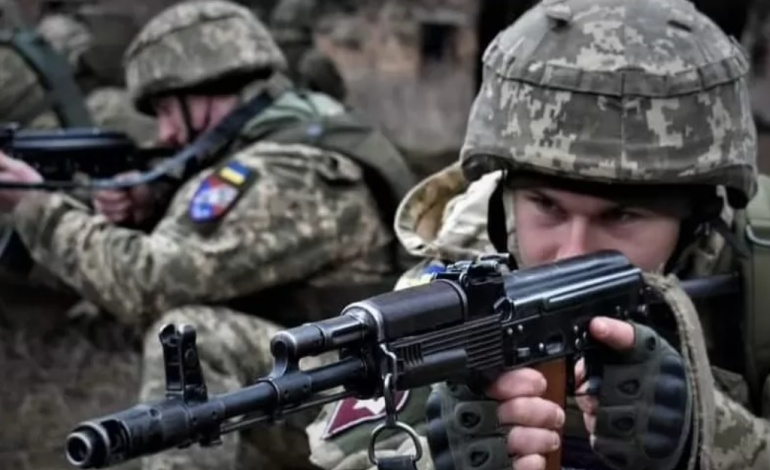 NDHMUAN NË ZMBRAPSJEN E FORCAVE RUSE/ Ukraina u jep çmime ushtarëve në Moschun