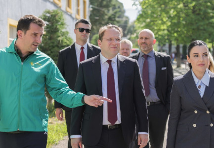 “TË NDËRTOJMË…”/ Varhelyi viziton godinat e reja në “Qytetin Studenti”, së bashku me Veliajn dhe Ballukun