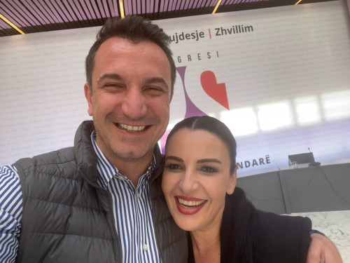 PUBLIKON FOTO ME BELINDA BALLUKUN NË KONGRES/ Veliaj: Kush na ka inot, kshu na paftë përnot